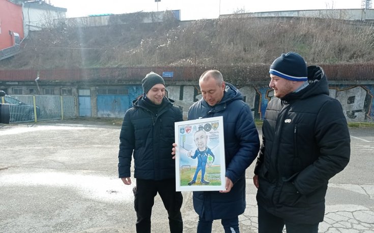 Фенове на Левски с подарък за Мъри