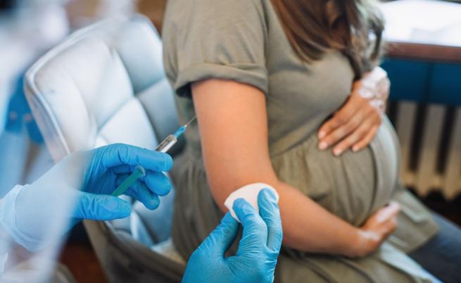 Проучване: Ваксинирането срещу COVID-19 на бременни жени осигурява защита и на бебетата