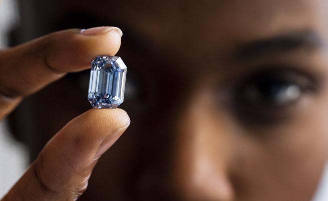 „Яркосин и вътрешно безупречен“: Най-ценният син диамант отива на търг