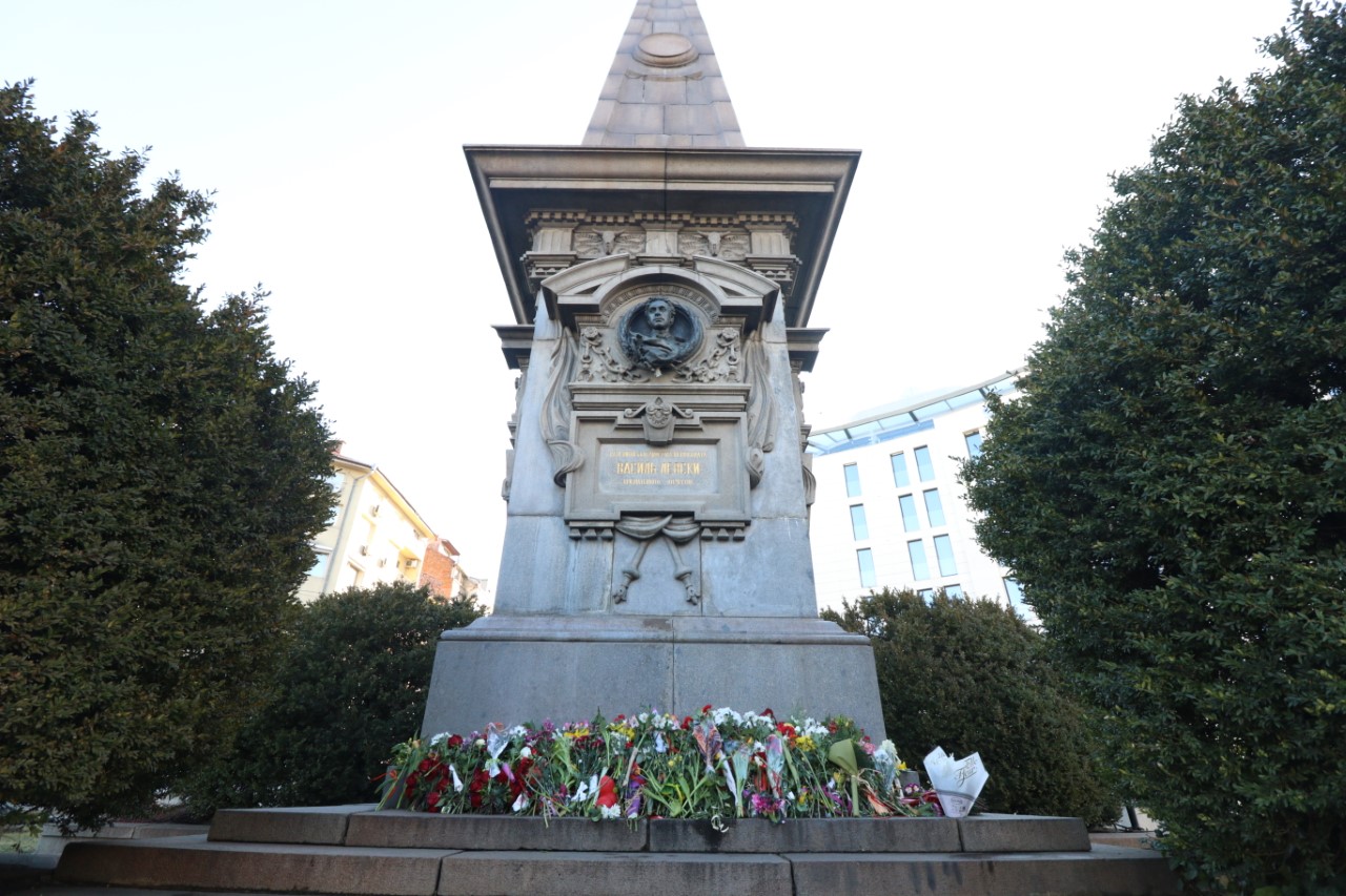 <p>Деца поднесоха цветя на паметника на Васил Левски в София</p>