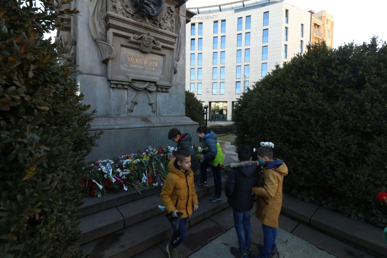 <p>Деца поднесоха цветя на паметника на Васил Левски в София</p>