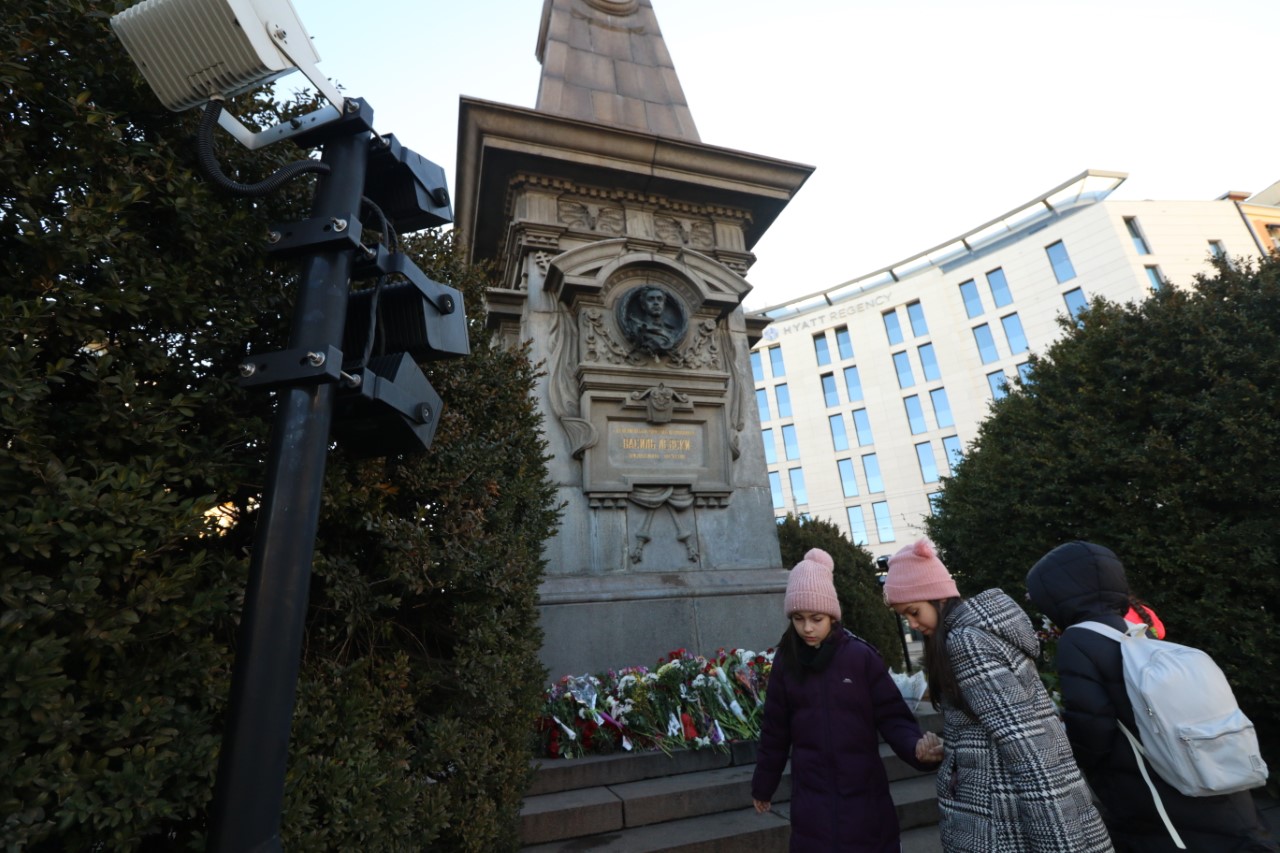 <p>Деца поднесоха цветя на паметника на Васил Левски в София</p>