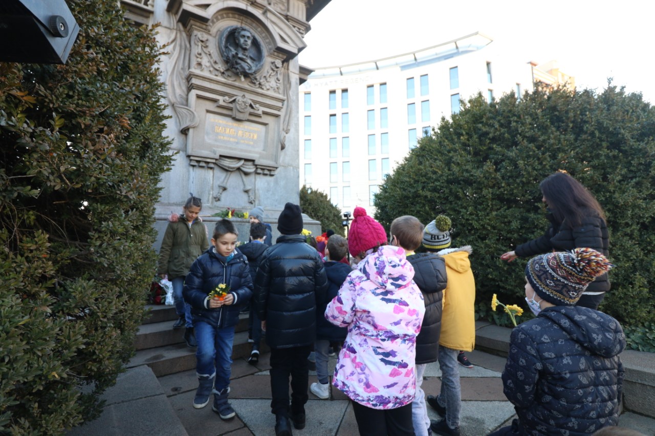 <p>Деца поднесоха цветя на паметника на Васил Левски в София</p>