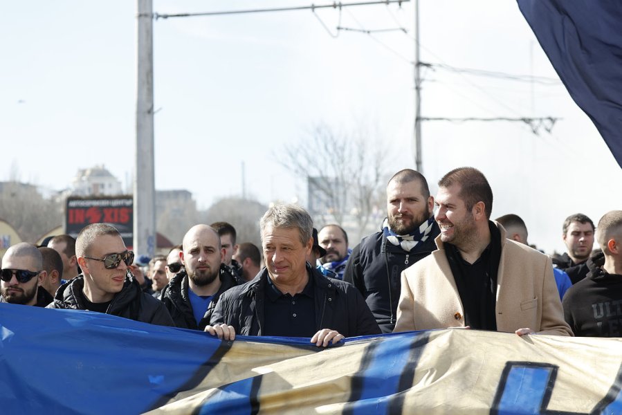 Феновете на Левски с шествие в чест на Апостола1