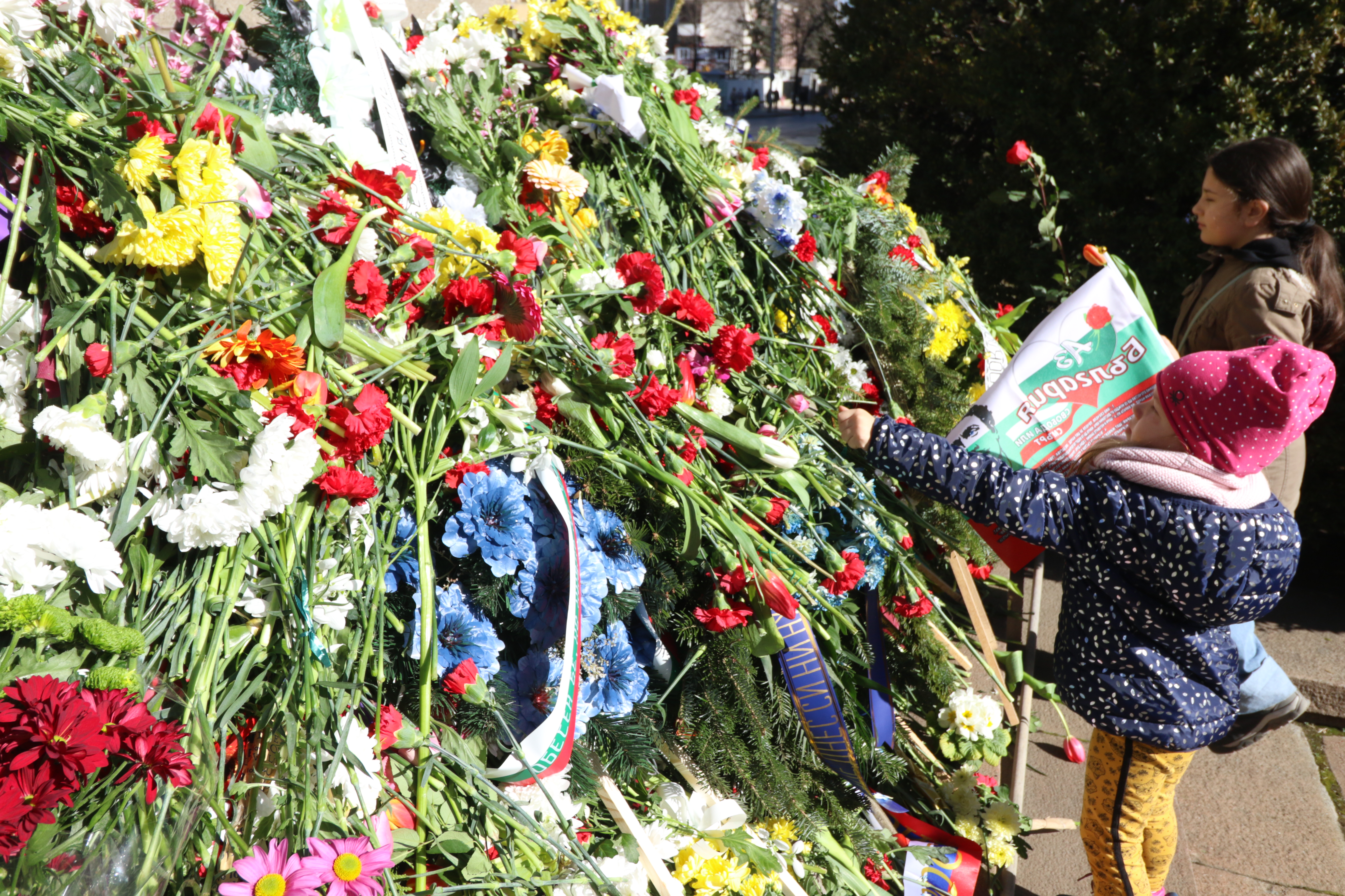<p>Десетки граждани в София отдадоха днес почит на Васил Левски. Много семейства с деца се наредиха на опашка, за да се поклонят пред паметника на Апостола в центъра на града.</p>
