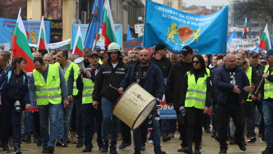 Хиляди полицаи, пожарникари и надзиратели в затворите излязоха на протест днес в София, недоволни от липсата на увеличение на заплатите в МВР