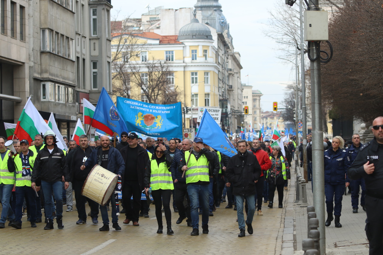 Хиляди полицаи, пожарникари и надзиратели в затворите излязоха на протест днес в София, недоволни от липсата на увеличение на заплатите в МВР.