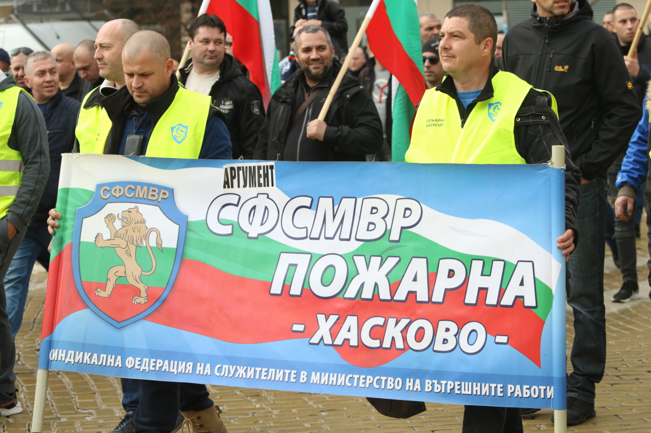 Хиляди полицаи, пожарникари и надзиратели в затворите излязоха на протест днес в София, недоволни от липсата на увеличение на заплатите в МВР.