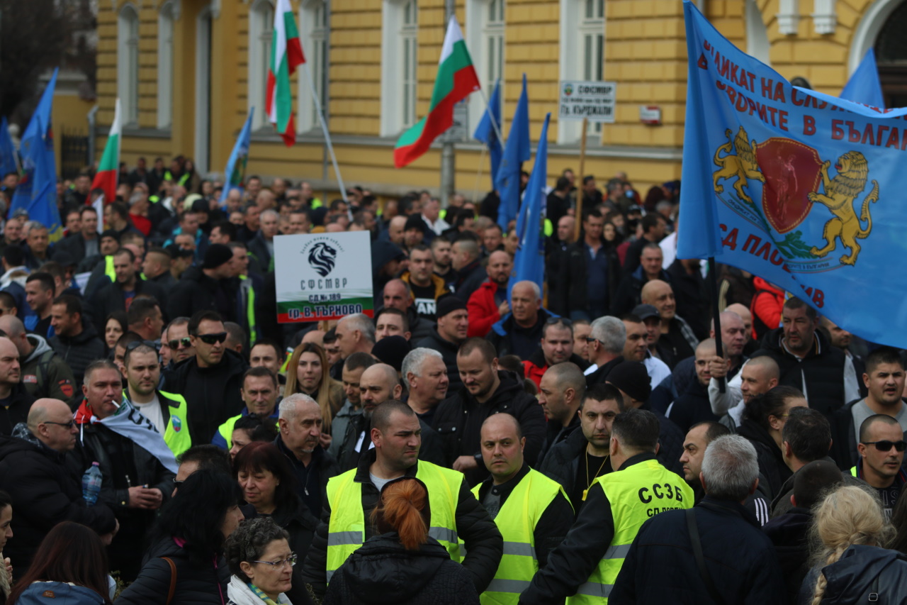 Хиляди полицаи, пожарникари и надзиратели в затворите излязоха на протест днес в София, недоволни от липсата на увеличение на заплатите в МВР.