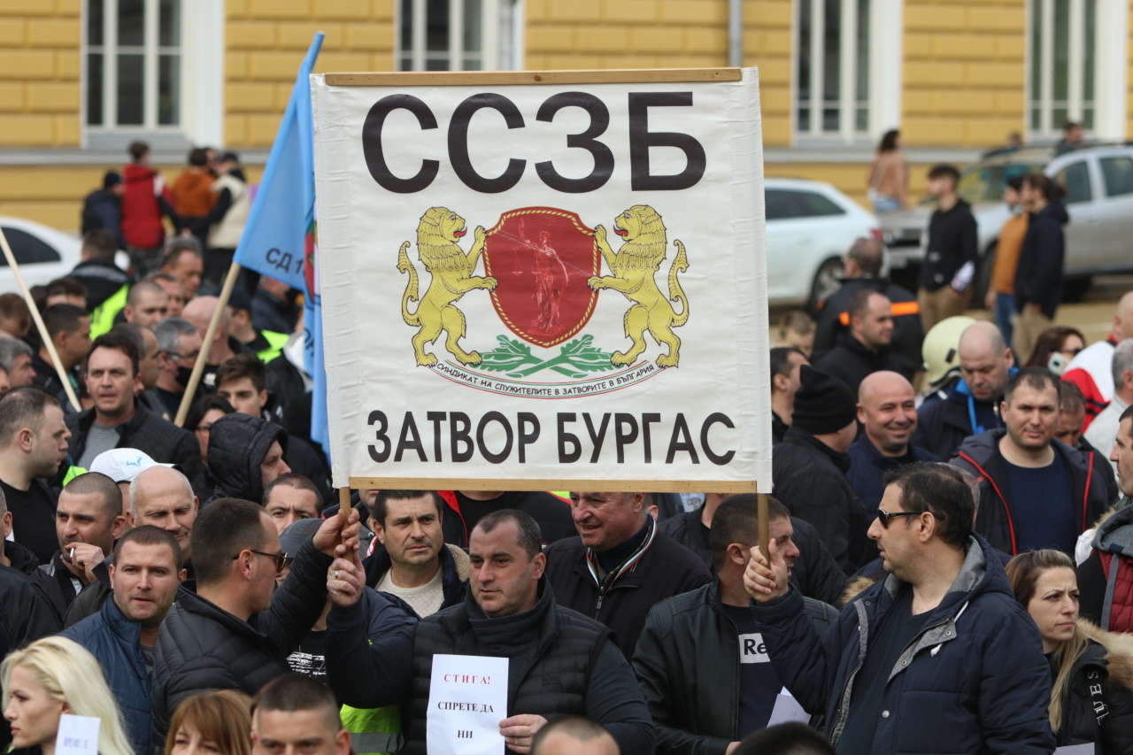 Хиляди полицаи, пожарникари и надзиратели в затворите излязоха на протест днес в София, недоволни от липсата на увеличение на заплатите в МВР.