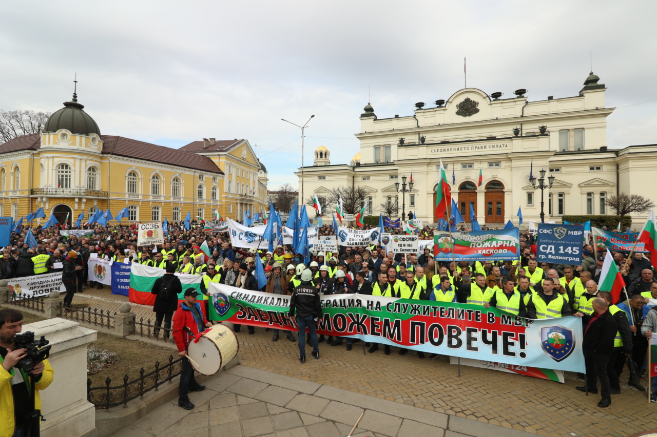 Хиляди полицаи, пожарникари и надзиратели в затворите излязоха на протест днес в София, недоволни от липсата на увеличение на заплатите в МВР.