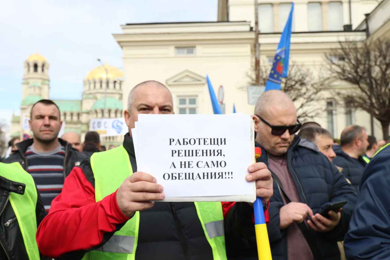 Хиляди полицаи, пожарникари и надзиратели в затворите излязоха на протест днес в София, недоволни от липсата на увеличение на заплатите в МВР.