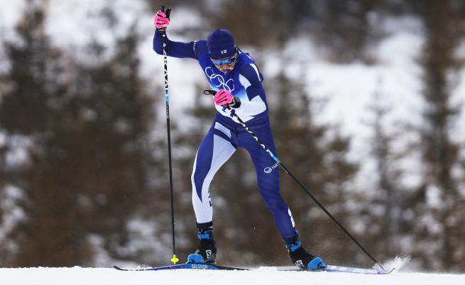 Финландецът Реми Линдхолм финишира състезание по ски бягане със замръзнал пенис