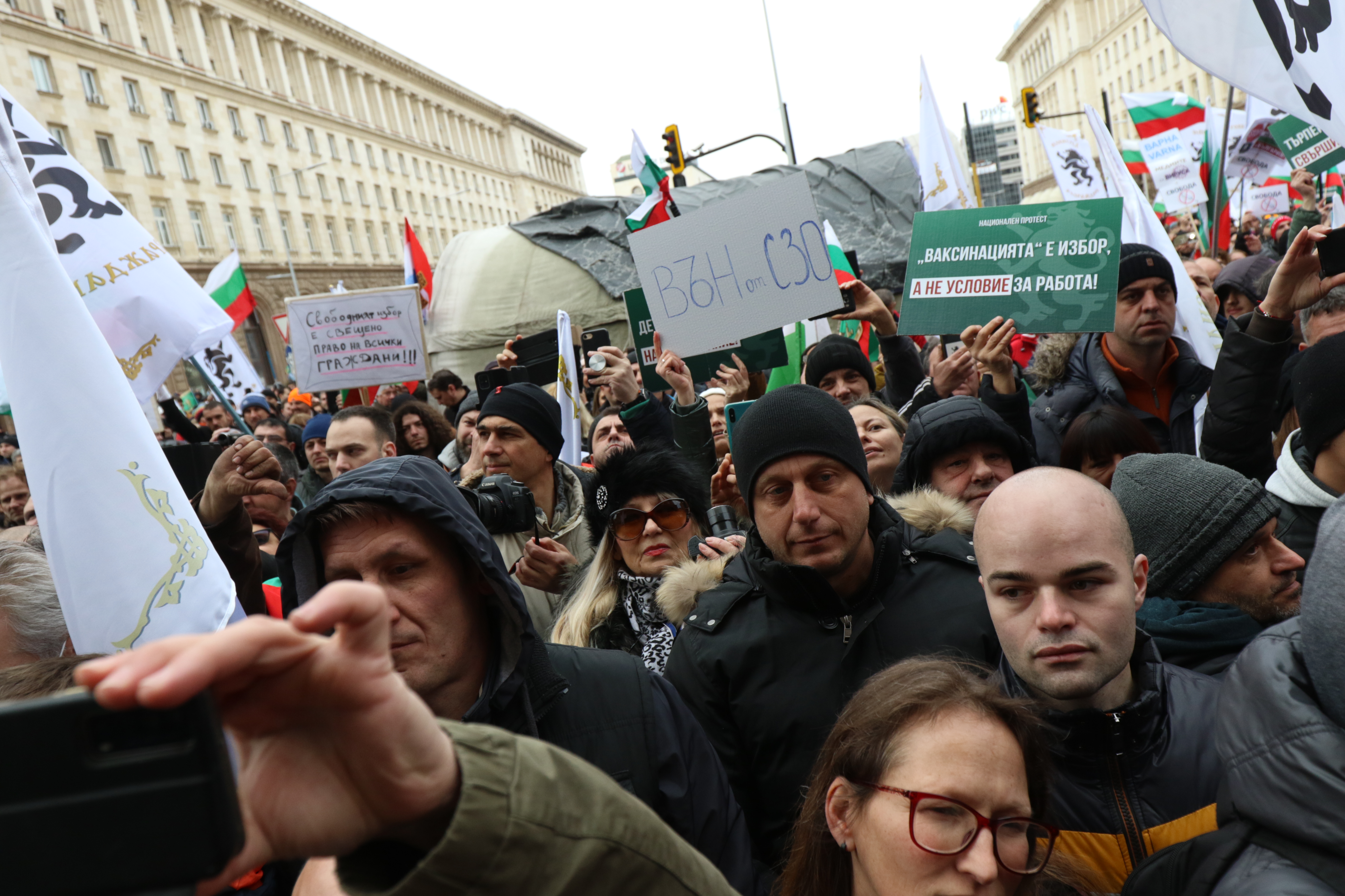 Протест на "Възраждане" срещу зеления сертификат