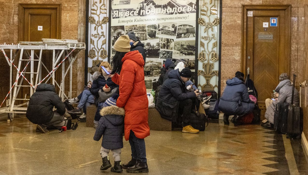 <p>Киевчани се скриха в метрото</p>