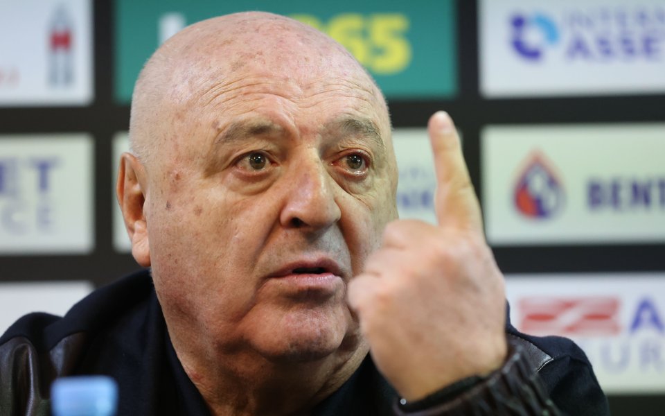 Президентът на Славия - Венцеслав Стефанов, говори пред медиите дни