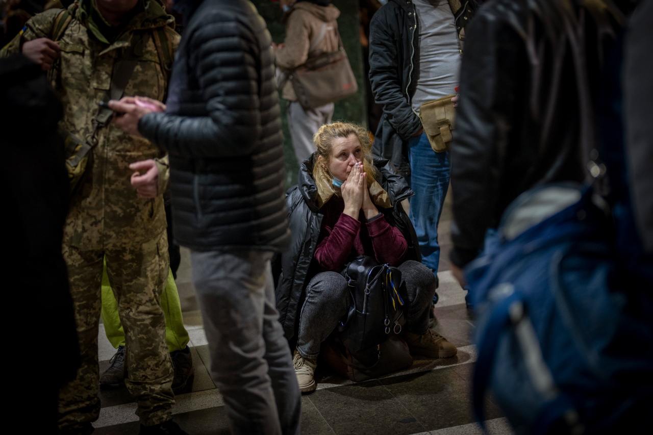 <p>Жена чака влак на гарата в Киев, в опит да напусне града</p>