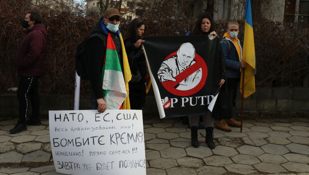 <p>Протест пред Руското посолство в София</p>