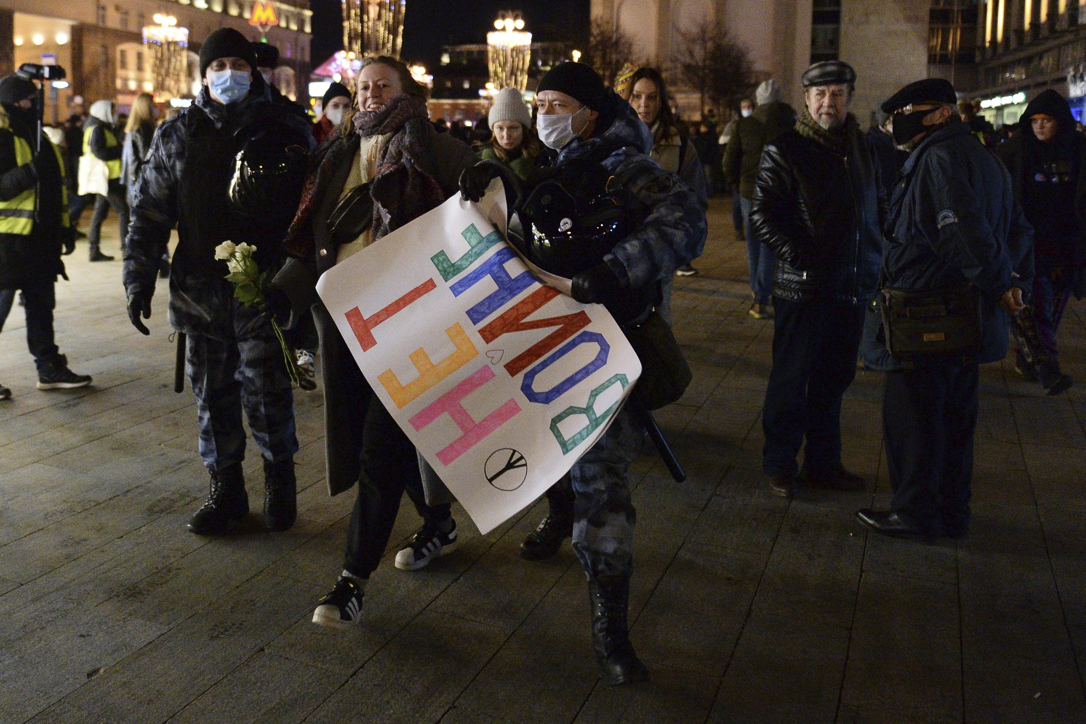 <p>Протести срещу войната бяха организирани в Русия. Полицията е арестувала повече от 1500 души на митинги срещу инвазията в Украйна</p>