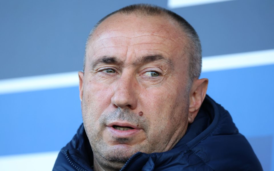 Старши треньорът на Левски Станимр Стоилов се оплака от състоянието