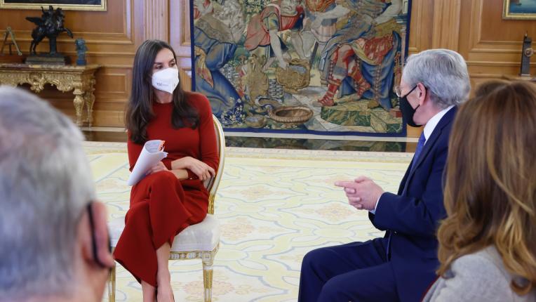  Кралица Летисия в яркочервено 