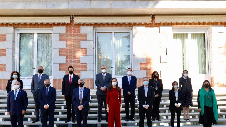  Кралица Летисия в яркочервено 