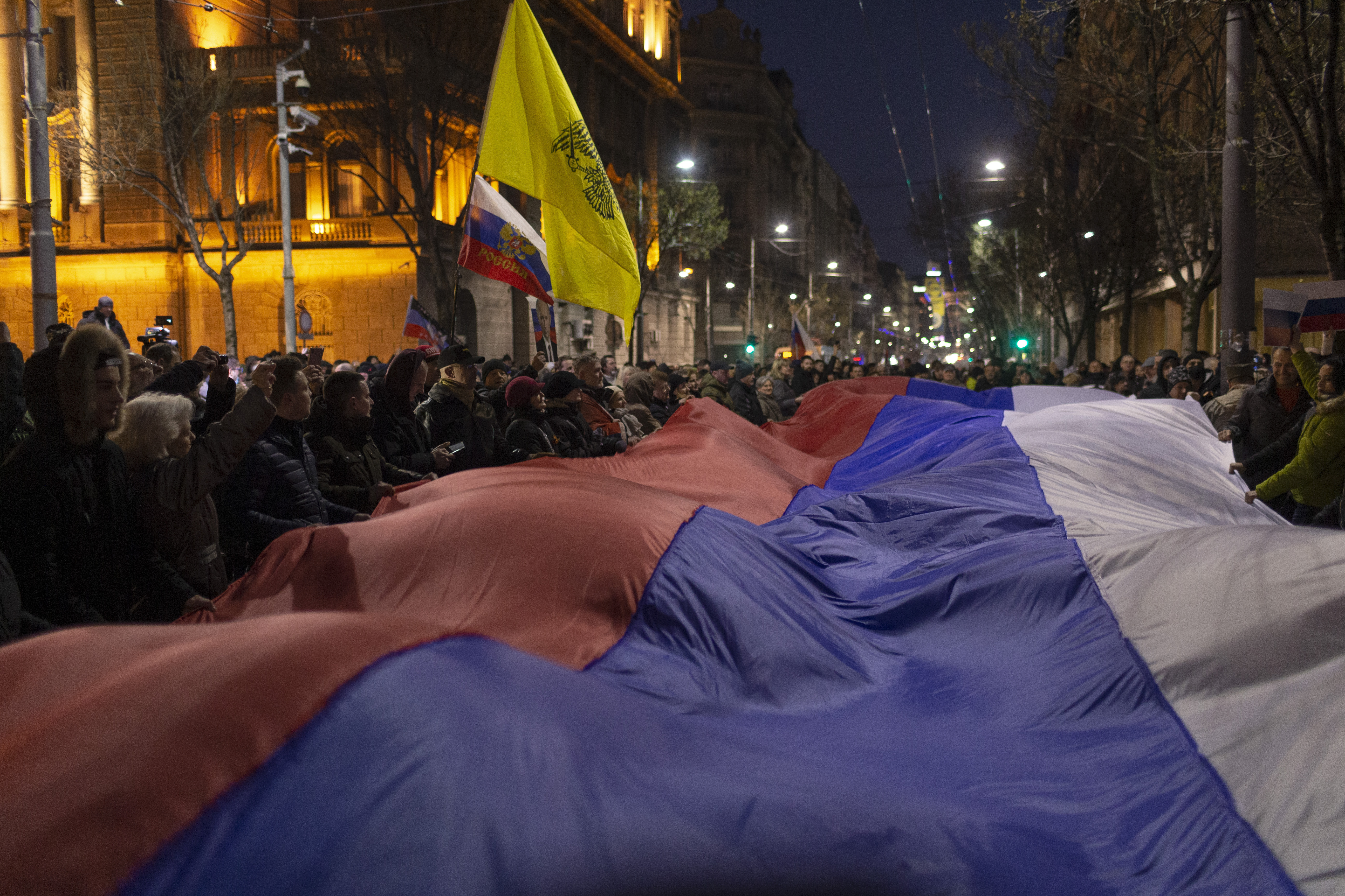 <p>Около хиляда души се събраха вчера вечерта в Белград, за да изразят подкрепата си към руския президент Владимир Путин и руската инвазия в Украйна, както и враждебното си отношение към НАТО</p>