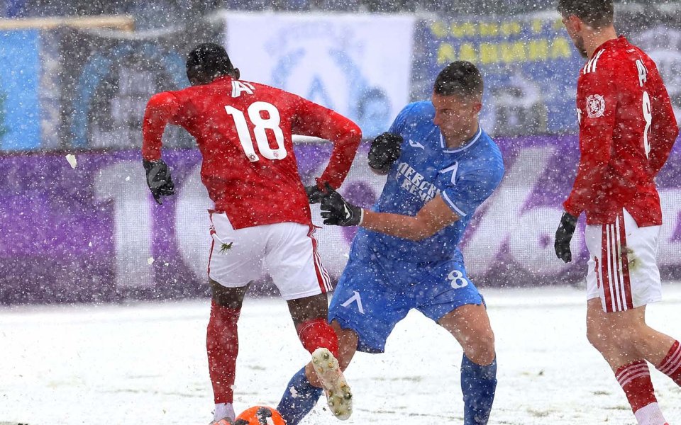 Отборите на Левски и ЦСКА играят при резултат 0:0 в