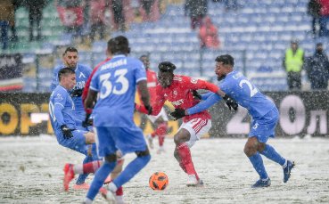 Много битка и малко футбол: Левски и ЦСКА не успяха да надвият снежната анархия