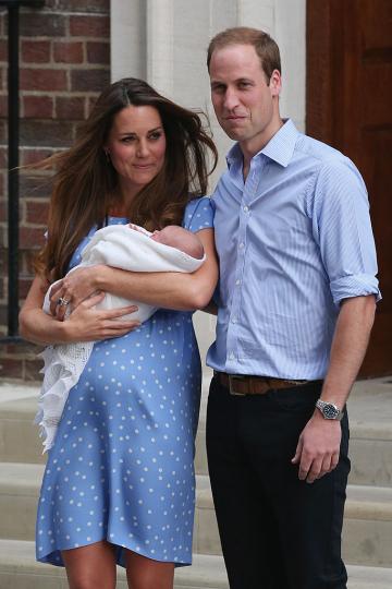 <p><strong>2013 година</strong></p>

<p>Раждането на принц Джордж несъмнено е сред най-важните кралски събития за годината. Събитието привлече светското внимание и заради безупречната визия на Кейт след раждането на първото ѝ дете &ndash; тя се появи сияеща, на висок ток, с безумно влюбен принц до себе си и очарователен наследник в ръце.</p>

<p>Традицията, свързана с позирането пред фотографи непосредствено след раждане, провокира серия от двуполюсни реакции в обществото и стана причина за разпалени дебати на по-късен етап.</p>

<p><u><strong><a href="https://www.edna.bg/izvestni/kijra-najtli-s-gnevno-pismo-sreshtu-kejt-midyltyn-ne-se-pokazvaj-sled-razhdaneto-4655027" target="_blank"><span style="color:#a52a2a;">Припомнете си повече ТУК &gt;&gt;&gt;</span></a></strong></u></p>