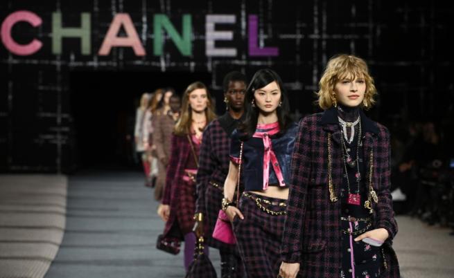 „Няма нищо по-секси от това да носиш дрехите на човека, когото обичаш“: Chanel в Париж