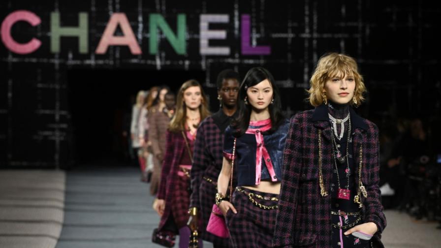 Костюми, палта, панталони: жената на "Шанел" е облечена в туид в нюанси от шотландски пейзажи, както когато Габриел "Коко" Шанел си присвоява дрехи на херцога на Уестминстър, в колекцията за сезон есен-зима 2022/2023, представена в рамките на Парижката седмица на модата