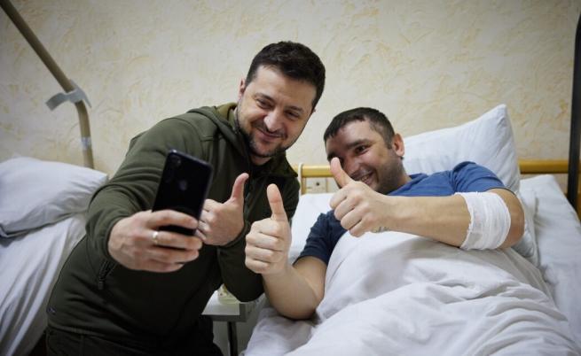 Зеленски посети ранени войници в болница в Украйна