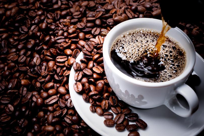 <p><strong>Хлорогенна киселина</strong></p>

<p>Името може да ви звучи непознато, но вероятно вече си я набавяте всеки ден в сутрешната си чаша кафе. Хлорогенната киселина се съдържа заедно с кофеина в кафето, а Смит насърчава консумацията на хлорогенна киселина, тъй като тя може да подпомогне здравето на сърцето.</p>

<p>Въпреки че може би си набавяте хлорогенна киселина чрез сутрешната чаша кафе, артишока съдържа най-много и при стриването на сърцата се появяват най-много антиксиданти.</p>