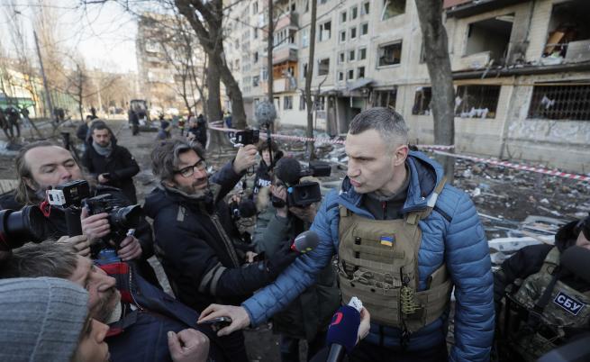 Кличко: Днес е труден и опасен момент, комендантски час в Киев утре