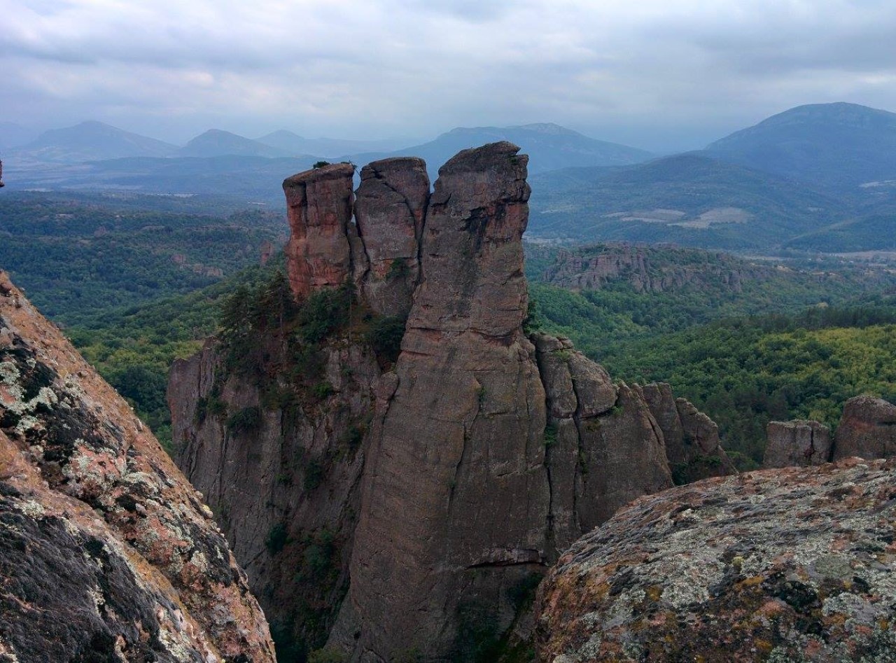 <p>Белоградчишките скали са уникален природен феномен не само в България, но и в цяла Европа, дори може да се каже и в целия свят. Те вълнуват и привличат туристи открай време със своята история, легенди и приказно красива природа. Всяка фигура от комплекса на Белоградчишките скали има свое собствено име &ndash; Монахът, Монахинята, Конникът, Ученичката, Мадоната, Лъвът, Мечката, Адам и Ева, Замъкът.</p>