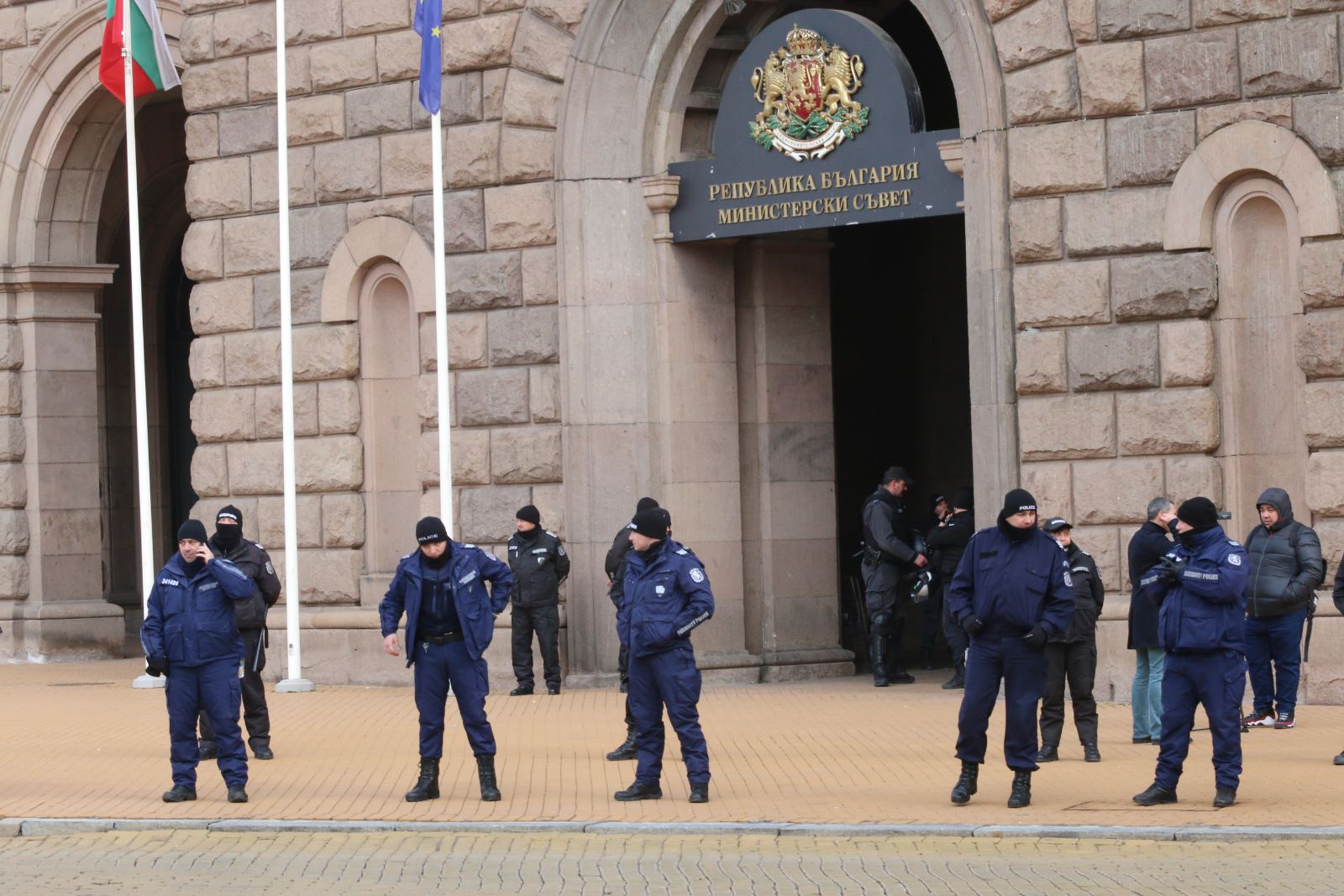 <p>Членове и симпатизанти на партия ГЕРБ се събраха пред сградата на Министерския съвет в столицата, за да изразят подкрепа за лидера си Бойко Борисов, който беше задържан при специализирана полицейска операция късно снощи</p>