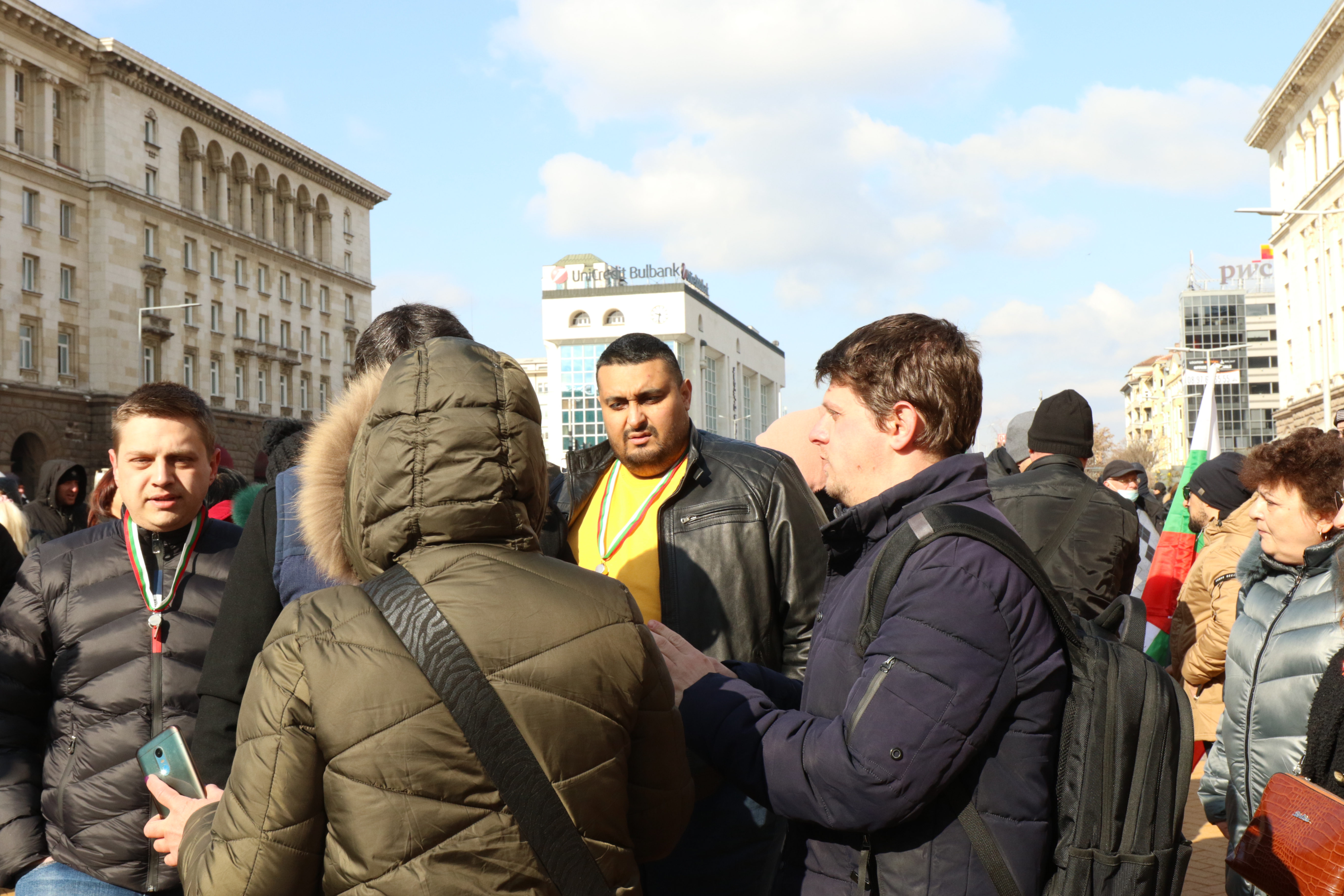 <p>Активисти на ГЕРБ на протест пред Министерски съвет в подкрепа на Борисов</p>