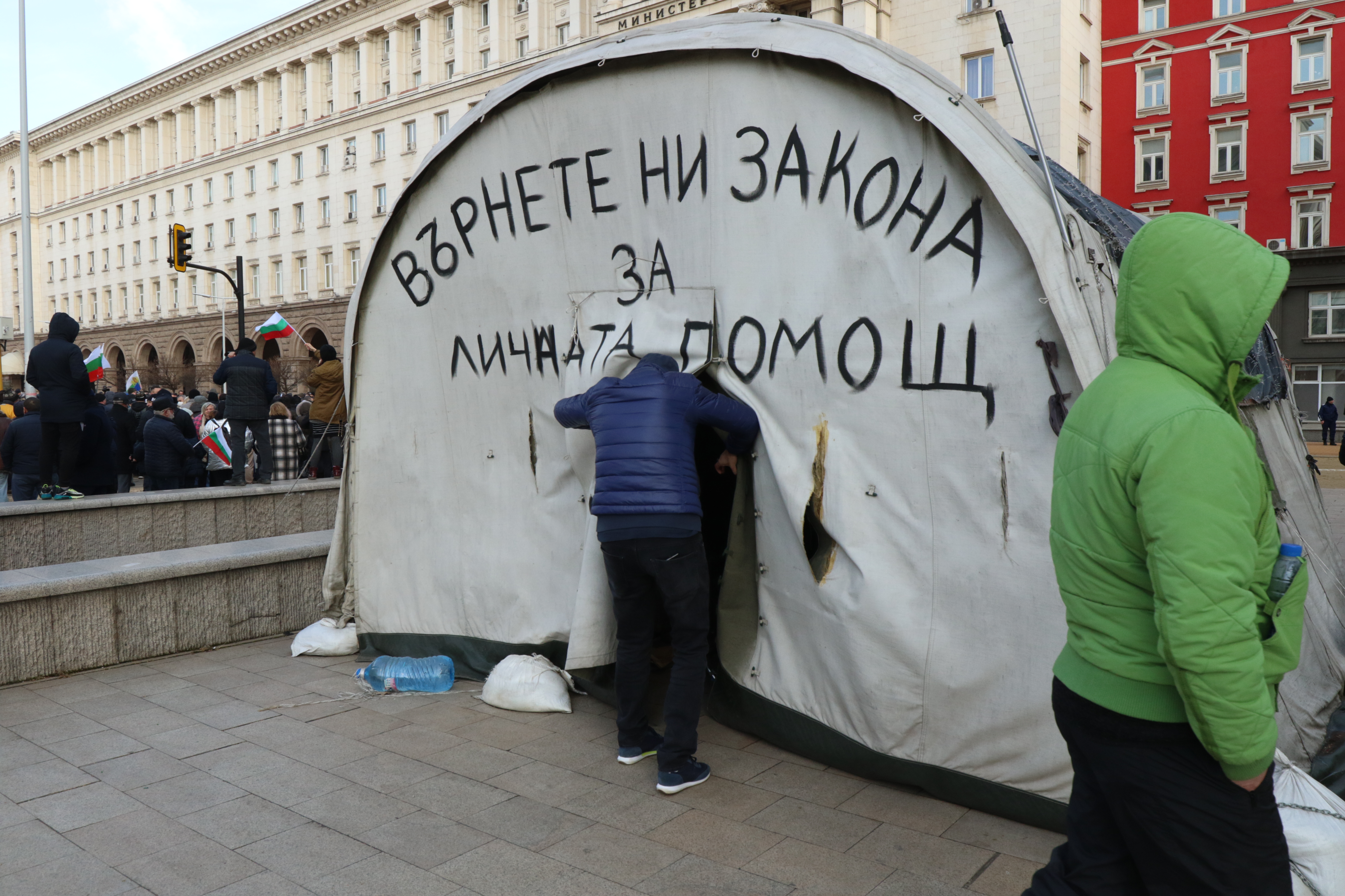 <p>Активисти на ГЕРБ на протест пред Министерски съвет в подкрепа на Борисов</p>