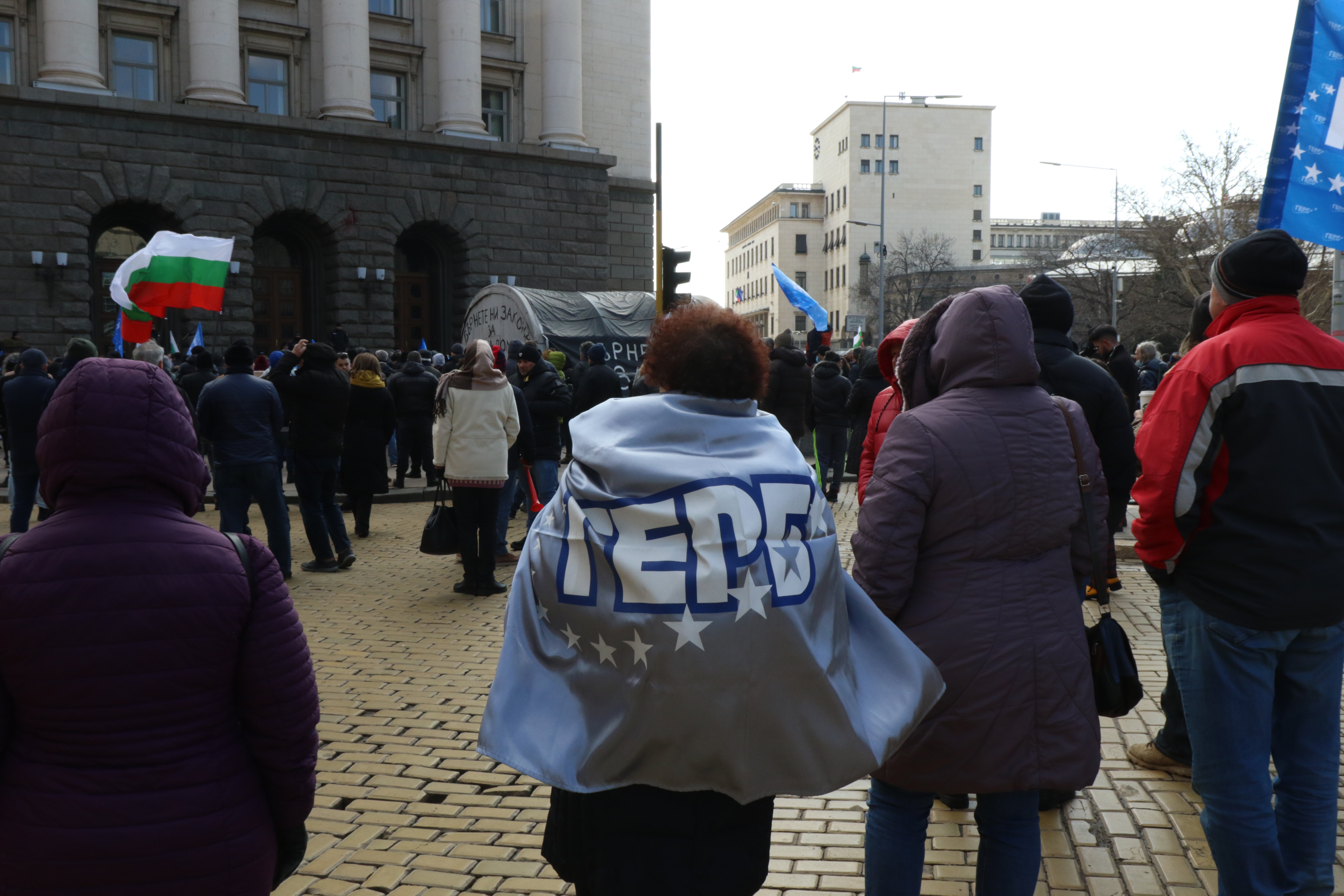 <p>Активисти на ГЕРБ на протест пред Министерски съвет в подкрепа на Борисов</p>