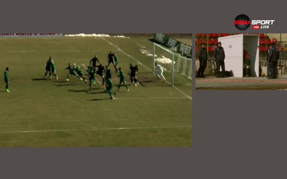 Главният рефер Станимир Тренчев спря играта, след като получи сигнал