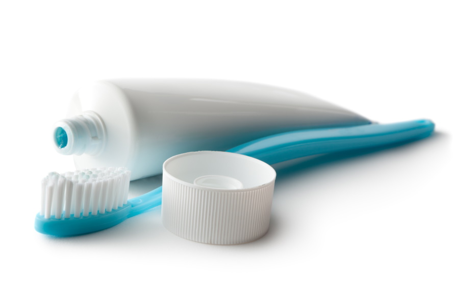<p><strong>Четка и паста за зъби</strong><br />
Ежедневното миене на зъбите е от съществено значение за добрата хигиена. Подобно на зрението, здравето на зъбите изисква рутинни грижи. Ето защо винаги, когато тръгвате на път, носеге четка и паста за зъби.</p>