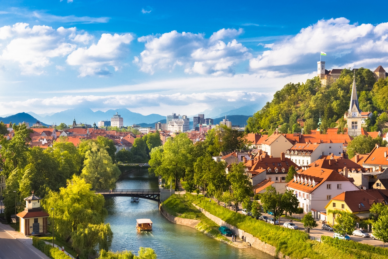 <p><strong>1. Любляна, Словения</strong> - столицата на Словения е град за любопитни и приключенски настроени туристи.&nbsp;</p>