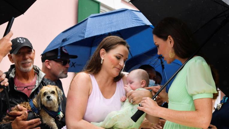  Кейт и Уилям на посещаване в локално учебно заведение и уличния фестивал на Джункану 