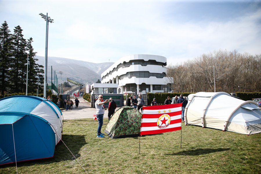 Фенове опънаха палатки пред БФС1
