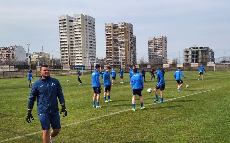 Йовов тренира с Левски, Бари се разболя
