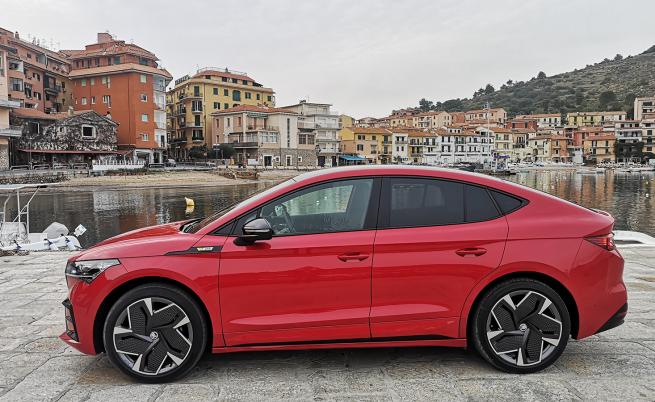  STOP&GO: Електрическият RS може да се зарежда на до 135 kW станция. Това значи, че батерията ще се изпълни от 10 до 80% за 29 минути. 