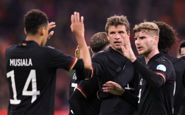 Нидерландия и Германия играят при резултат 0 1 в приятелска среща на