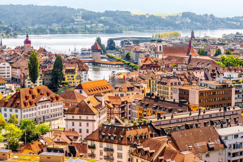 <p><strong>18. Люцерн, Швейцария</strong>&nbsp;- градът се намира в сърцето на страната и привлича посетители от цял свят.</p>