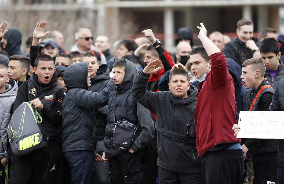 Протест пред сградата на БФС В Бояна1